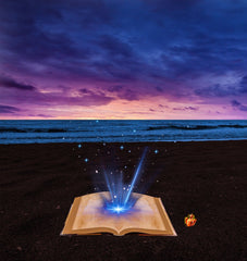 Libro en una playa de noche. Autoconocimiento y desarrollo personal​.